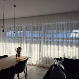 Dieninių tinklelių užuolaidos – šviesa ir privatumas