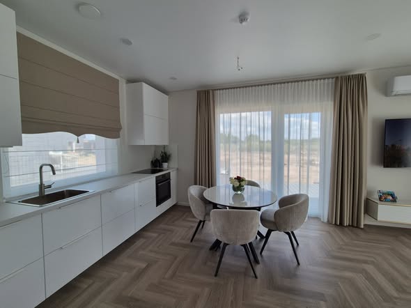 Nuo virtuvės romanečių iki elegantiškų svetainės užuolaidų – sukūrėme vientis…